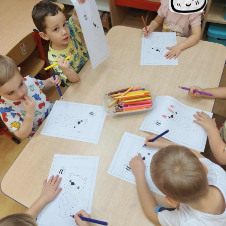 Fotografia kolorowa. Dzieci i ich misiowe prace plastyczne.